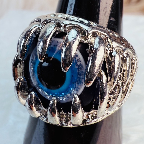 Jewelry - Silvertone, blue eye statement ring size 9